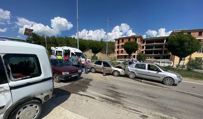 Sinop’ta 4 aracın karıştığı zincirleme kazada 2 kişi yaralandı