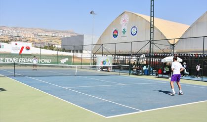 Şırnak'ta Tenis Doğu ve Güneydoğu Anadolu Takım Şampiyonası müsabakaları sürüyor