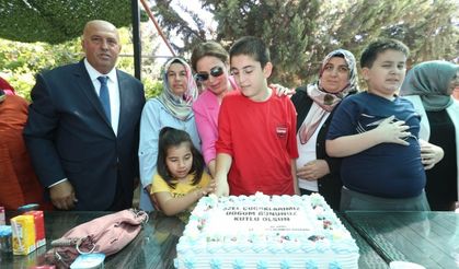 Vali Hatipoğlu'nun eşi engelli çocukların doğum gününe katıldı