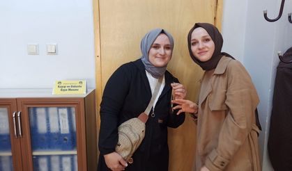 Yerde bulduğu 60 bin lira değerindeki ziynet eşyasını sahibine teslim etti