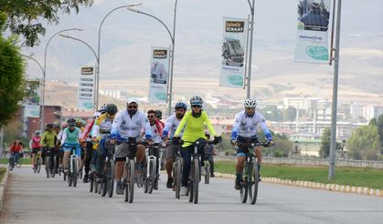 BİTLİS - İranlı doğaseverler bisiklet turu ile Van Gölü'nün güzelliklerine dikkati çekiyor