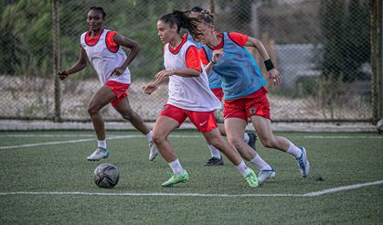 HATAY - Hatayspor Kadın Futbol Takımı, üst sıralarda yer almayı hedefliyor