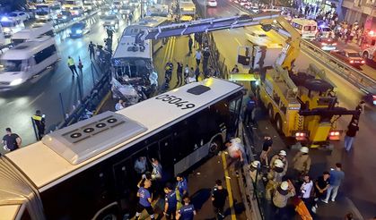 İSTANBUL - Avcılar'da metrobüsler çarpıştı (5)