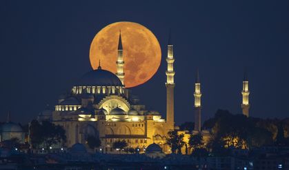 İstanbul'da dolunay, Galata Kulesi ile güzel görüntü oluşturdu