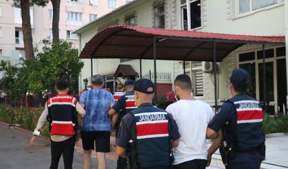 İZMİR - Yurt dışına kaçma hazırlığı yapan 3 FETÖ şüphelisi yakalandı
