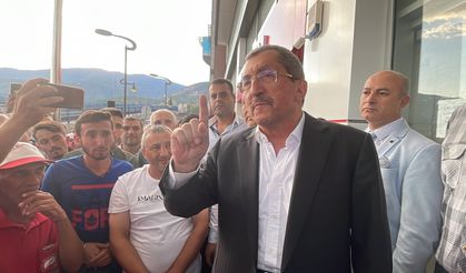 Karabük'te maaşlarına zam alan işçiler davul zurna eşliğinde eğlendi