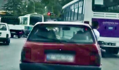 Karabük'te otomobilin camından sarkan çocuğun tehlikeli yolculuğu kamerada