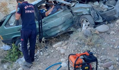 MALATYA - Takla atan otomobildeki 2 kişi yaralandı