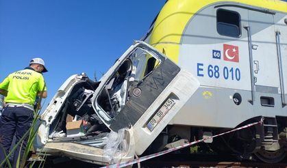 MANİSA - Hemzemin geçitte trenin çarptığı hafif ticari aracın sürücüsü öldü