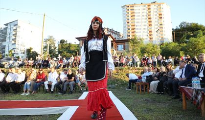 İSTANBUL - Avcılar'da metrobüslerden inen vatandaşların D-100 karayoluna girmesi nedeniyle polis trafiği kapattı (2)