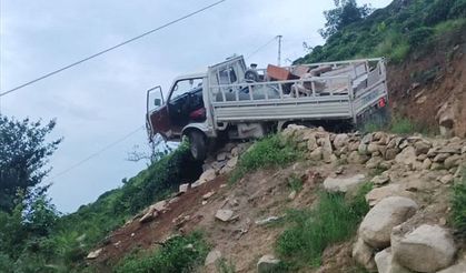 Rize'de yoldan çıkarak taşlara takılı kalan kamyonetten atlayan sürücü öldü