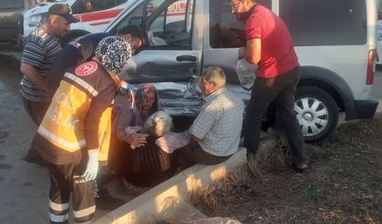 Tokat'ta hafif ticari araçla otomobilin çarpışması sonucu 3 kişi yaralandı
