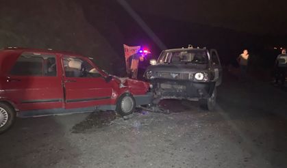 Tokat'ta kamyonet ile otomobilin çarpıştığı kazada 5 kişi yaralandı
