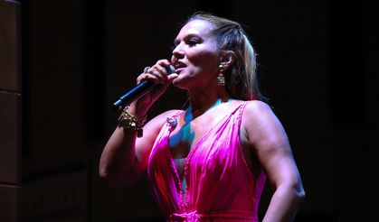 Uşak'ın kurtuluşunun 100. yılı etkinliklerinde şarkıcı Demet Akalın konser verdi
