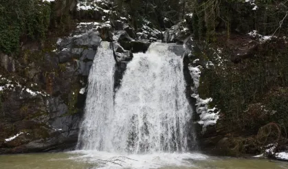Trabzon'daki Canikdere Şelalesi kışın ziyaretçi rekoru kırıyor