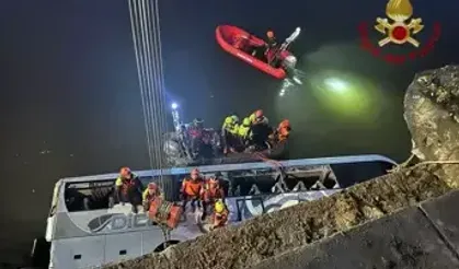 İtalya'da Yolcu Otobüsü Nehre Düştü: Sürücü Hayatını Kaybetti