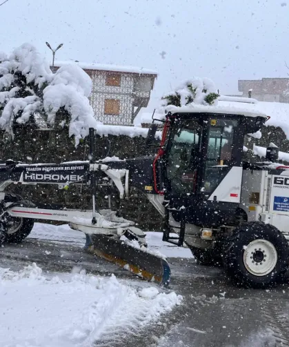 Trabzon’da Kar Seferberliği: 124 Mahalle Yolu Kapandı, Ekipler Sahada