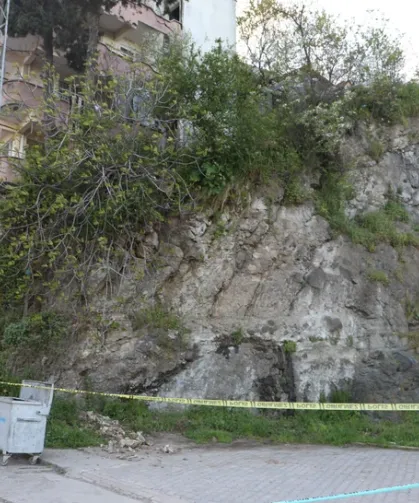 Samsun'un Canik İlçesinde İkinci Heyelan: 5 Katlı Bina Tahliye Edildi