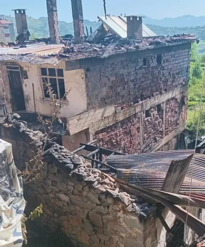 Trabzon'da Korkutan Yangın: 2 Ev Kül Oldu, 80 Yaşındaki Kadın Son Anda Kurtarıldı