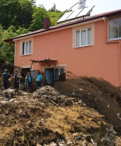 Trabzon'da 5 Evi Etkileyen Heyelanda Yol Yeniden Ulaşıma Açıldı