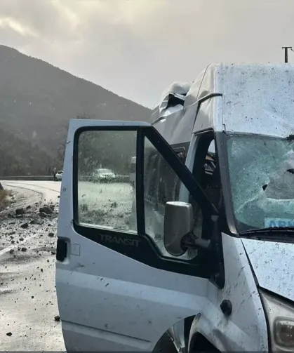 Artvin’de Kaya Düşmesi Minibüste Hasara Yol Açtı