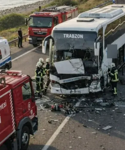 Trabzon İstikametine Giden Otobüs Tıra Çarptı