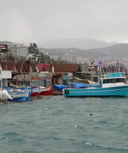 Trabzon'da’Dalgalar Coştu, Tekneler Limanda