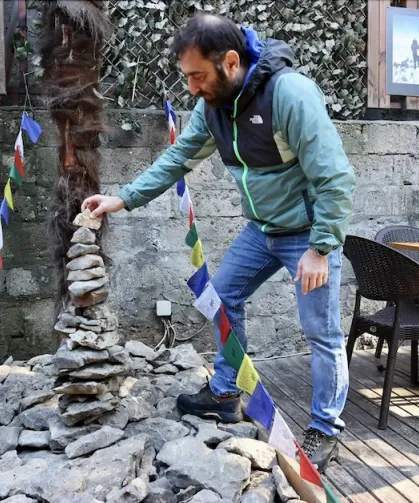 Zirvelerden Topladığı Taşları Kafesinde Sergiliyor