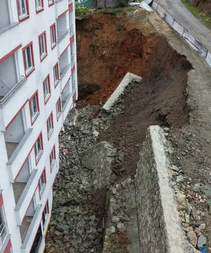 Trabzon’da İstinat Duvarı Çöktü