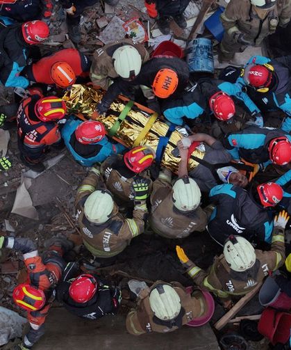 Fatih’te Enkazdan Kurtarma Anları