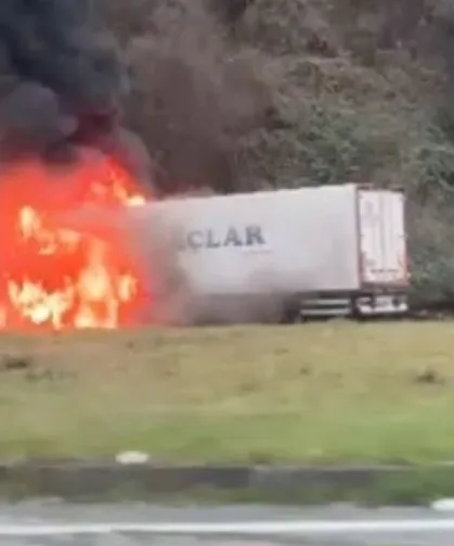 Rize’de Seyir Halindeki Tır Alevlere Teslim Oldu