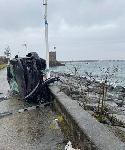 Rize Pazar’da Otomobil Devrildi: 1 Yaralı