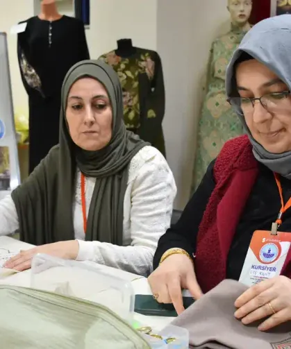 Trabzon’da Kadınlar Eski Kumaşları Modaya Dönüştürüyor