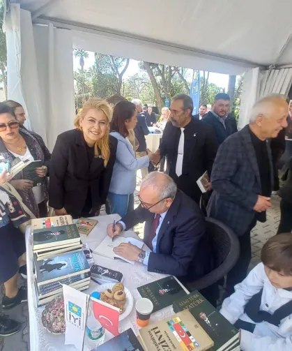 Şükrü Kuleyin’e İzmir’de Yoğun İlgi