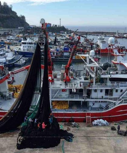 Trabzon’da Balıkçılar Sezonu Kapattı Limana Döndü