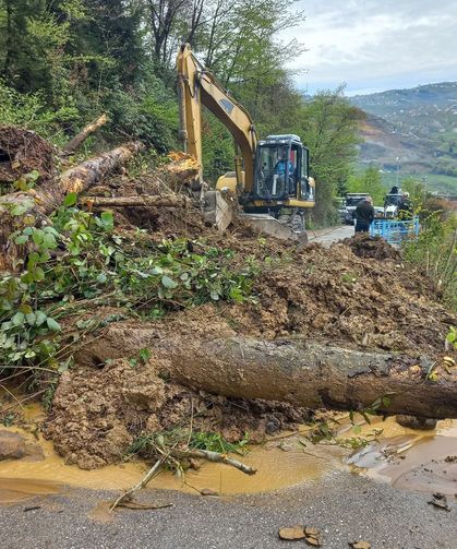 Trabzon Ortahisar’da Heyelan Yolu Ulaşıma Kapattı