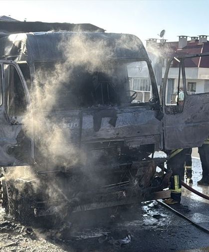 Trabzon’da Seyir Halindeki Kamyon Alev Aldı