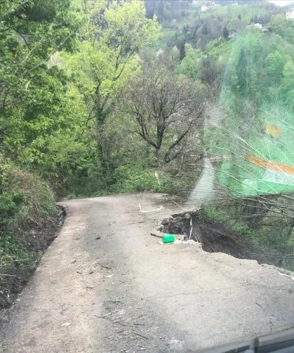 Araklı’da Heyelan Sonrası Yol Tehlike Saçıyor