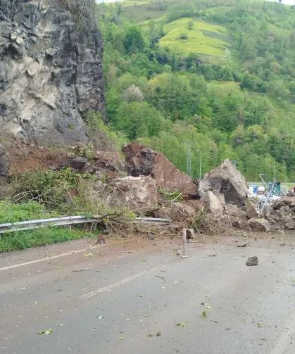 Arhavi-Hopa Yolunda Heyelan Ulaşımı Durdurdu