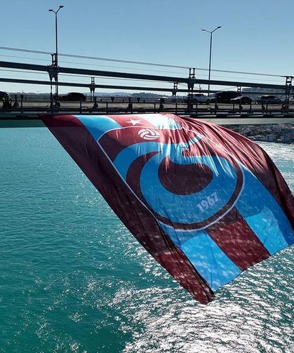 Trabzonspor Bayrağı Boğaz’da Dalgalandı