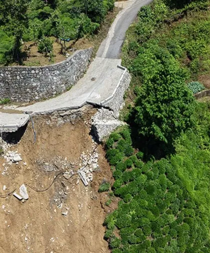 Rize'de Sağanak Sonrası Mahalle Yolu Çöktü