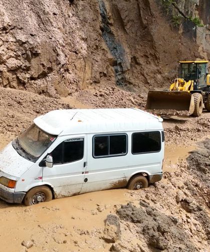 Trabzon’da Heyelan Paniği! Minibüs Çamura Saplandı