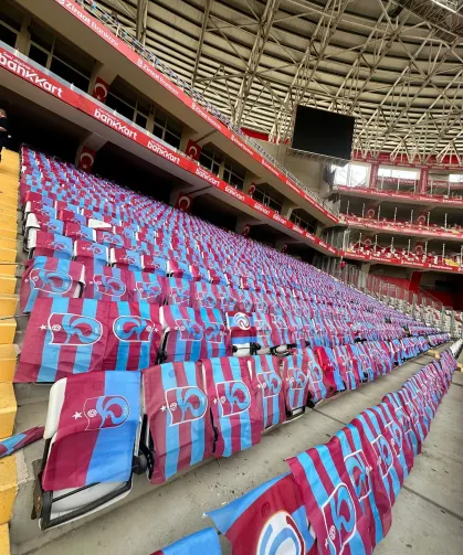 Antalya Stadyumu Bordo Maviye Büründü