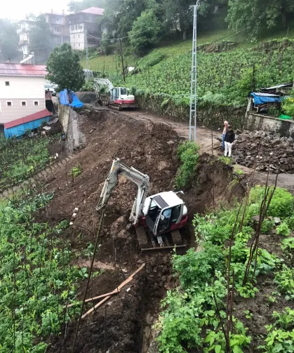 Trabzon'un O Mahallesinde Yol Trafiğe Kapatıldı