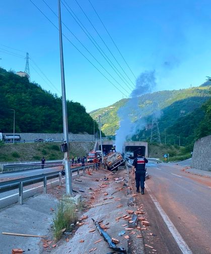 Maçka’da Kiremit Yüklü Tır Alevlere Teslim Oldu