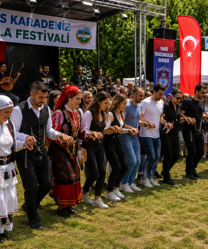 Paris'te Trabzon Kültürü Horonla Tanıtıldı