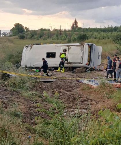 Isparta'da Tur Midibüsü Devrildi: 5 Kayıp, 25 Yaralı