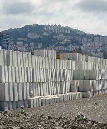 Trabzon'da Beton Blokların Arasına Düştü