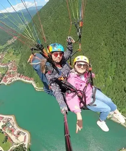 Turistler Uzungöl’ü Gökyüzünden Keşfediyor