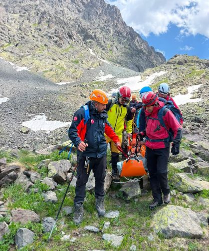 Dağ Tırmanışında Yaralanan Dağcıya Helikopterli Kurtarma